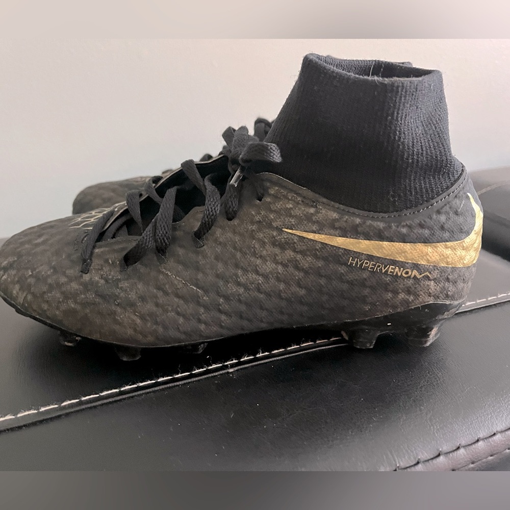 Nike Hypervolt soccer cleats 5Y